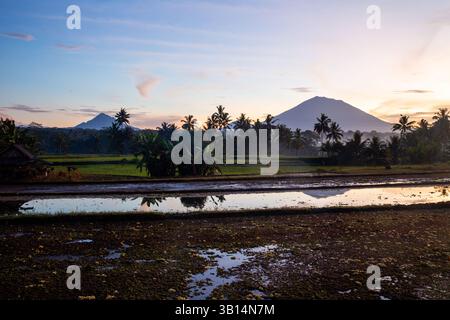 Mount Agung beim Morgenaufgang in Bali, Indonesien Stockfoto