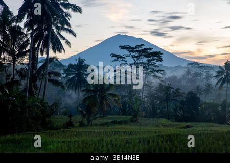 Malerischer Blick auf den Mount Agung am Morgen auf Bali Stockfoto