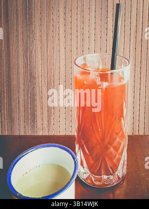 thai Milk Tea serviert mit Eis in einem Glas mit Milch auf der Seite Stockfoto