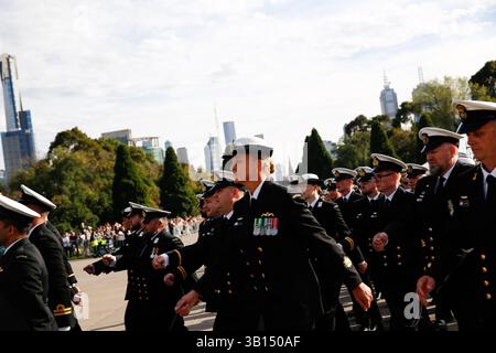 Soldaten und Frauen marschieren zum Shrine of Remembrance, um Soldaten zu ehren, die am ANZAC-Tag (Australian and New Zealand Army Corps) in Melbourne im Krieg ums Leben gekommen sind. Veteranen verschiedener Generationen nahmen am ANZAC Day Commemoration March in Melbourne Teil, um den Dienst und die Opfer des australischen und neuseeländischen Militärs zu ehren. Der marsch folgt dem Morgengottesdienst und dient als öffentliche Hommage an diejenigen, die in Kriegen, Konflikten und Friedensmissionen gedient haben. Familien, Gemeindegruppen und die breite Öffentlichkeit säumten die Straßen, um ihre Unterstützung und Dankbarkeit zu zeigen. Die Tradition Ref Stockfoto