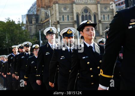Soldaten und Frauen marschieren zum Shrine of Remembrance, um Soldaten zu ehren, die am ANZAC-Tag (Australian and New Zealand Army Corps) in Melbourne im Krieg ums Leben gekommen sind. Veteranen verschiedener Generationen nahmen am ANZAC Day Commemoration March in Melbourne Teil, um den Dienst und die Opfer des australischen und neuseeländischen Militärs zu ehren. Der marsch folgt dem Morgengottesdienst und dient als öffentliche Hommage an diejenigen, die in Kriegen, Konflikten und Friedensmissionen gedient haben. Familien, Gemeindegruppen und die breite Öffentlichkeit säumten die Straßen, um ihre Unterstützung und Dankbarkeit zu zeigen. Die Tradition Ref Stockfoto