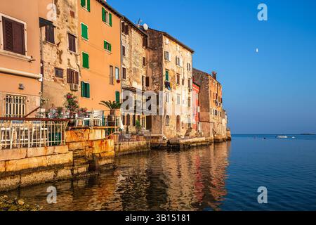 Rovinj, Kroatien - traditionelle Häuser in der Altstadt von Rovinj an einem heißen Sommernachmittag mit warmen, lebhaften Farben und klarem blauen Himmel bei Sonnenuntergang am A Stockfoto