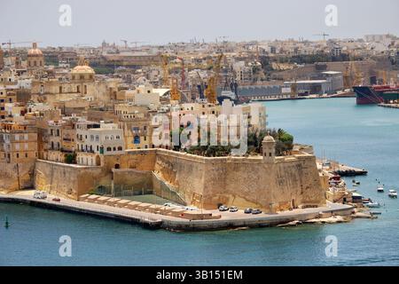 Panoramablick auf Senglea (Isla), eine der drei historischen Städte im Großen Hafen von Valletta, Malta. Sichtbar sind traditionelle Kalksteingebäude Stockfoto