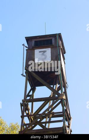 Was früher ein Feuerwachturm war, der von der forstkommission benutzt wurde, um Brände in Waldgebieten zu entdecken, ist jetzt überflüssig, da die Bäume zu hoch sind! Stockfoto