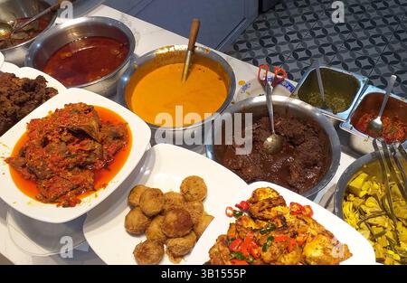 Eine Auswahl an Nasi Padang-Gerichten in einem Restaurant in Indonesien, darunter Rinderrendang oder Rendang sapi. Stockfoto