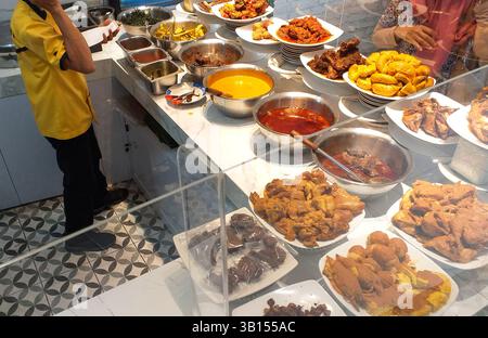 Eine Auswahl an Nasi Padang-Gerichten in einem Restaurant in Indonesien, darunter Rinderrendang oder Rendang sapi. Stockfoto