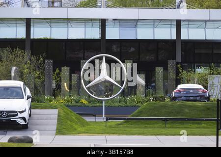 Merecedes Sindelfingen-Werk. Mercedes-Benz Center of Excellence, Kundenzentrum. Mercedes Star und neue Autos. Sindelfingen, Baden-Württemberg, Germa Stockfoto