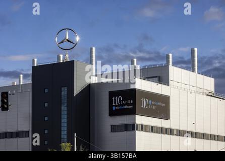 Merecedes Sindelfingen. Fabrikgebäude mit rotierendem Mercedes-Stern. Sindelfingen, Baden-Württemberg, Deutschland, Europa Stockfoto