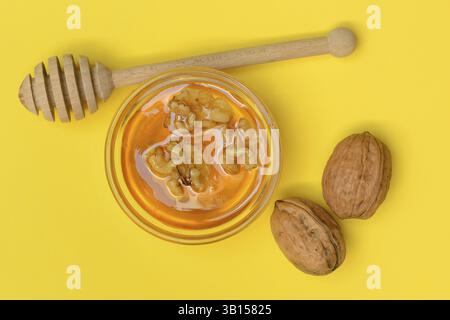 Walnüsse in Blütenhonig, Honig und Walnüssen Stockfoto