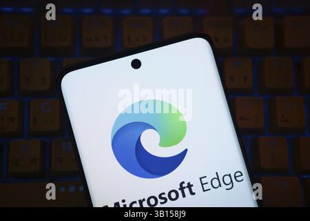 Dhaka, Bangladesch - 17. März 2025: Das Logo der microsoft EDGE wird auf einem Smartphone-Bildschirm angezeigt Stockfoto