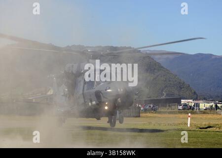 Greymouth, Neuseeland, November 18, 2017: Ein Luftwaffe NH90 Hubschrauber hebt ab bei einem Tag der offenen Tür von der neuseeländischen Streitkräfte. Der NH90 wurde Bui Stockfoto