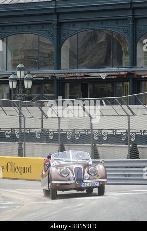 Jaguar XK 120 Roadster auf dem Platz vor dem Casino Monte-Carlo, 11. Grand Prix Monaco Historique, Fürstentum Monaco Stockfoto