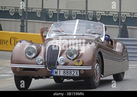 Jaguar XK 120 OTS Roadster auf dem Platz vor dem Casino Monte-Carlo, 11. Grand Prix Monaco Historique, Fürstentum Monaco Stockfoto