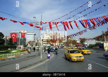 Nationalflaggen anlässlich des Festivals der Republik am 29. Oktober jedes Jahres, Taksim Platz, Taksim Cumhuriyet Abidesi, Istanbul, Türkei, Asien Stockfoto