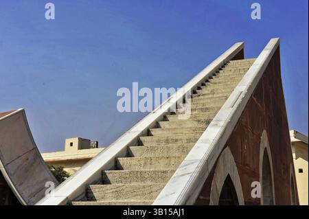 Observatorium Jantar Mantar Jaipur, Rajasthan, Nordindien, steile Treppe im Jantar Mantar, Teil eines Instruments zur Himmelsbeobachtung in Jaipur, R Stockfoto