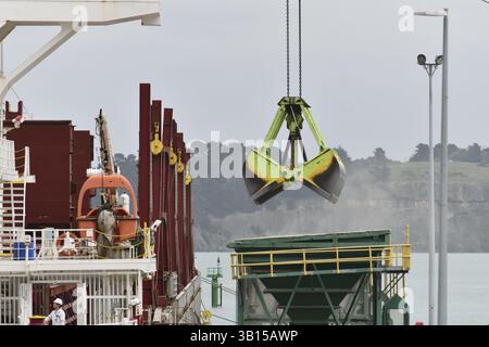 LYTTLETON, NEUSEELAND, 21. NOVEMBER 2019: The Powan (IMO: 9721578, MMSI 477027600) ein Bulk Carrier aus dem Jahr 2016 (4 Jahre alt) Stockfoto