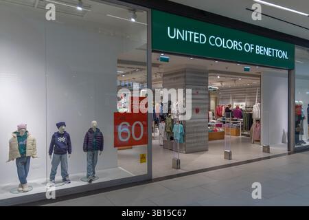 Lissabon, Portugal. 23. Februar 2025. Vereinte Farben des benetton-Logos und Eingangsgeschäft im Einkaufszentrum Alegro. Die Marke verkauft Freizeitkleidung für Stockfoto