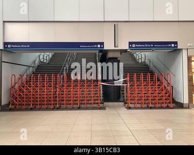 Waterloo, London, Großbritannien. April 2025. Geschlossene Treppen zu den Bahnsteigen 20 bis 24 bei Waterloo. Aufgrund eines Stromausfalls an der Londoner Waterloo Station waren heute einige Bahnsteige und Aufzüge geschlossen. Quelle: Maureen McLean/Alamy Live News Stockfoto