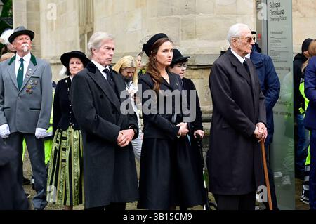 Leopold Prinz von Bayern, Prinzessin Sophie-Alexandra von Bayern und Herzog Franz von Bayern bei der Trauerfeier für Andreas Prinz von Sachsen-Coburg und Gotha auf dem Schlossplatz von Schloss Ehrenburg. Coburg, 24.04.2025 Stockfoto