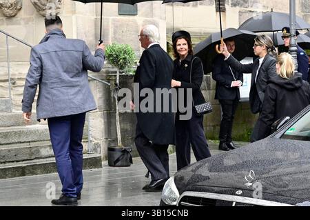König Carl Gustaf von Schweden und Königin Silvia von Schweden bei der Trauerfeier für Andreas Prinz von Sachsen-Coburg und Gotha in Coburg in der Morizkirche. Coburg, 24.04.2025 Stockfoto