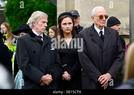 Leopold Prinz von Bayern, Prinzessin Sophie-Alexandra von Bayern und Herzog Franz von Bayern bei der Trauerfeier für Andreas Prinz von Sachsen-Coburg und Gotha auf dem Schlossplatz von Schloss Ehrenburg. Coburg, 24.04.2025 Stockfoto
