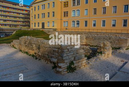 Eine archäologische Ausgrabung im Viertel Saint Theodore oder Cetvrt SV Teodora in Pula, Istrien, Kroatien. Aus dem 1. Bis 4. Jahrhundert n. Chr., römisch-kaiserlich Stockfoto