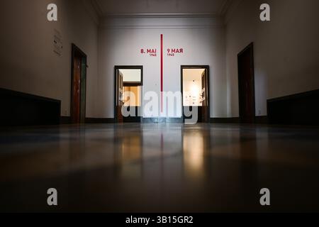 PRODUKTION - 24. April 2025, Berlin: 'Mai 8' ist in deutscher und russischer Sprache im Eingangsbereich des Berlin-Karlshorst Museums, dem Ort der Kapitulation im Mai 1945, geschrieben. Am 8. Mai jährt sich der 80. Jahrestag der bedingungslosen Kapitulation der deutschen Wehrmacht und damit das Ende des Zweiten Weltkriegs. Foto: Sebastian Christoph Gollnow/dpa Stockfoto