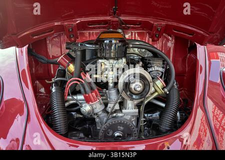 VW-Käfer-Motor, deutscher Oldtimer 1970 in Rot. Stockfoto