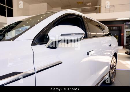 Nahaufnahme der Seite eines neuen modernen weißen Autos. Nahaufnahme des Vorderfahrzeugs Stockfoto