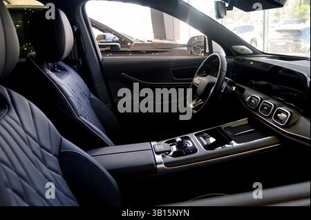 Innenansicht eines Luxusautos mit schwarzen Ledersitzen. Nahaufnahme des modernen Innenraums des neuen Autos mit schwarzen Ledersitzen. Stockfoto