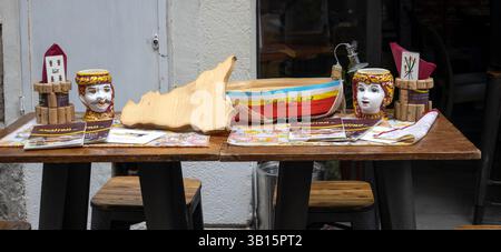 CEFALU', ITALIEN, 17. JUNI 2023 - Original Keramik zum Verkauf Symbol von Sizilien, Italien Stockfoto