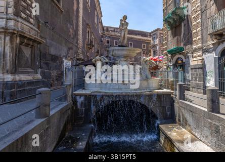 CATANIA, ITALIEN, JUNI 19,2023 - Brunnen von Amenano im historischen Zentrum von Catania, Sizilien, Italien Stockfoto