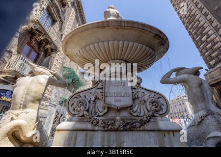 CATANIA, ITALIEN, JUNI 19,2023 - Brunnen von Amenano im historischen Zentrum von Catania, Sizilien, Italien Stockfoto