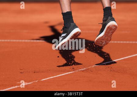 Füße und Schatten des Tennisspielers Alexander Zverev (GER) während eines Service-Spiels beim BMW Open Turnier 2025 in München. Stockfoto