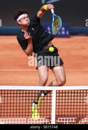 Der US-amerikanische Tennisspieler Ben Shelton (USA) spielte 2025 beim BMW Open Turnier in München, Bayern, Deutschland. Stockfoto