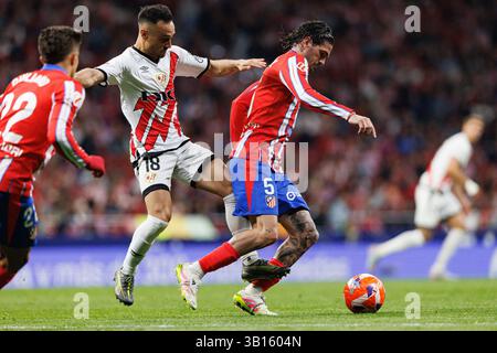 Alvaro Garcia Rivera (Rayo Vallecano) und Rodrigo de Paul (Atletico de Madrid) wurden während des LaLiga EA SPORTSPIELS zwischen den Teams von Atletico de Madrid und Rayo Vallecano im Estadio Civitas Metropolitano gesehen. Endergebnis: Atletico de Madrid 3:0 Rayo Vallecano (Foto: Maciej Rogowski / SOPA Images/SIPA USA) Stockfoto