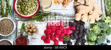 Verschiedene Superfoods auf weißem Holzbrett. Gesundes Lebensmittelkonzept. Draufsicht. Panorama. Stockfoto