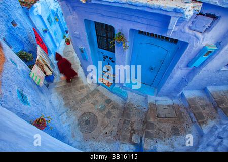 Chefchaouen ist eine Stadt von fesselnder Schönheit, die für ihre blau bemalten Gebäude bekannt ist. Stockfoto
