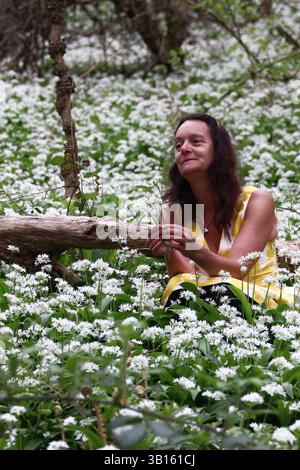 Doddiscombsleigh, Devon, Großbritannien. 25. April 2025. Wetter in Großbritannien: Raich Keene in einem Meer von frischem wildem Knoblauch, Doddiscombsleigh, Devon. Gutschrift Stockfoto