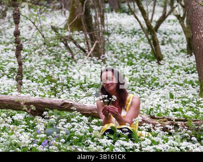 Doddiscombsleigh, Devon, Großbritannien. 25. April 2025. Wetter in Großbritannien: Raich Keene in einem Meer von frischem wildem Knoblauch, Doddiscombsleigh, Devon. Gutschrift Stockfoto