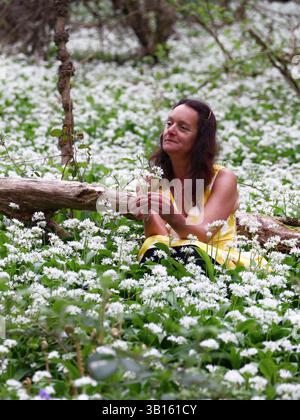 Doddiscombsleigh, Devon, Großbritannien. 25. April 2025. Wetter in Großbritannien: Raich Keene in einem Meer von frischem wildem Knoblauch, Doddiscombsleigh, Devon. Gutschrift Stockfoto