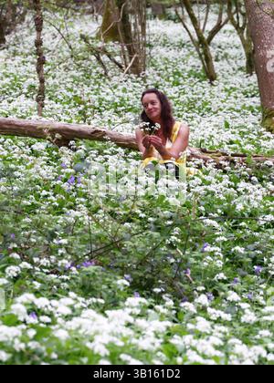 Doddiscombsleigh, Devon, Großbritannien. 25. April 2025. Wetter in Großbritannien: Raich Keene in einem Meer von frischem wildem Knoblauch, Doddiscombsleigh, Devon. Gutschrift Stockfoto