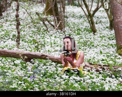 Doddiscombsleigh, Devon, Großbritannien. 25. April 2025. Wetter in Großbritannien: Raich Keene in einem Meer von frischem wildem Knoblauch, Doddiscombsleigh, Devon. Gutschrift Stockfoto