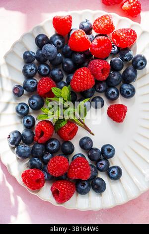 Großbeeren: Erdbeeren, Himbeeren, Heidelbeeren auf einem Teller Stockfoto