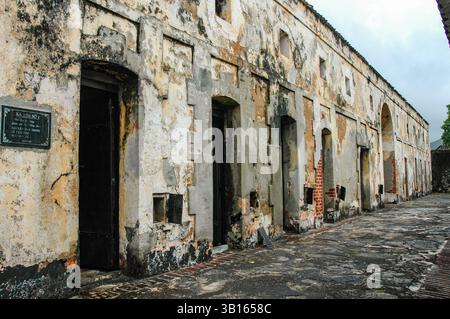 Das Äußere des Gefängnisgebäudes Con Son, wie durch den vietnamesischen Text auf der Tafel gekennzeichnet. Stockfoto