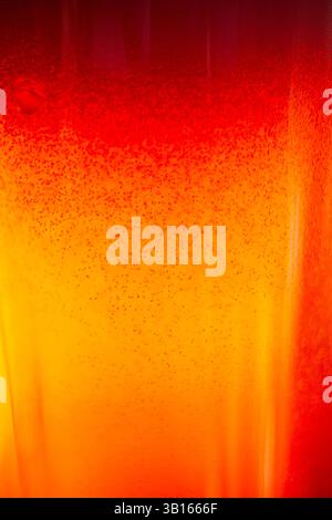 Nahaufnahme von Bernsteinbier in Glas, das mit Blasen sprudelt Stockfoto
