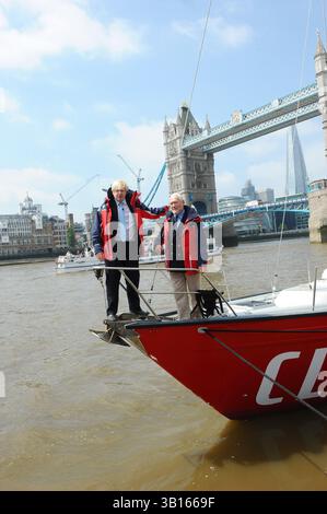Sir Robin Knox-Johnston und Boris Johnson anlässlich eines Fotoanrufs anlässlich der Ankündigung, dass London das Clipper Round the World Yacht Race an der Themse ausrichtet, am 31. Mai 2013 Stockfoto