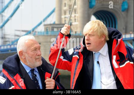 Sir Robin Knox-Johnston und Boris Johnson anlässlich eines Fotoanrufs anlässlich der Ankündigung, dass London das Clipper Round the World Yacht Race an der Themse ausrichtet, am 31. Mai 2013 Stockfoto