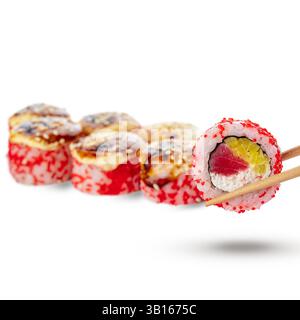 Sushi-Brötchen mit Tobiko und Thunfisch Stockfoto
