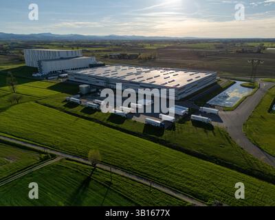 Luftaufnahme eines großen automatisierten Kühllagerverteilungszentrums Stockfoto